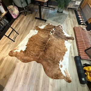 XL (Like New!)Brown and White Cowhide Rug